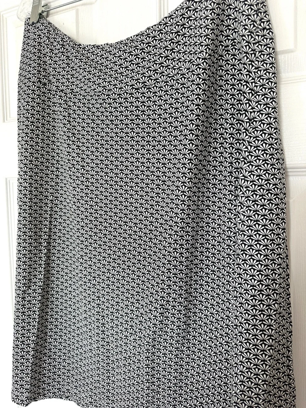 Laura Scott Women's Black and White Midi Skirt Size Large